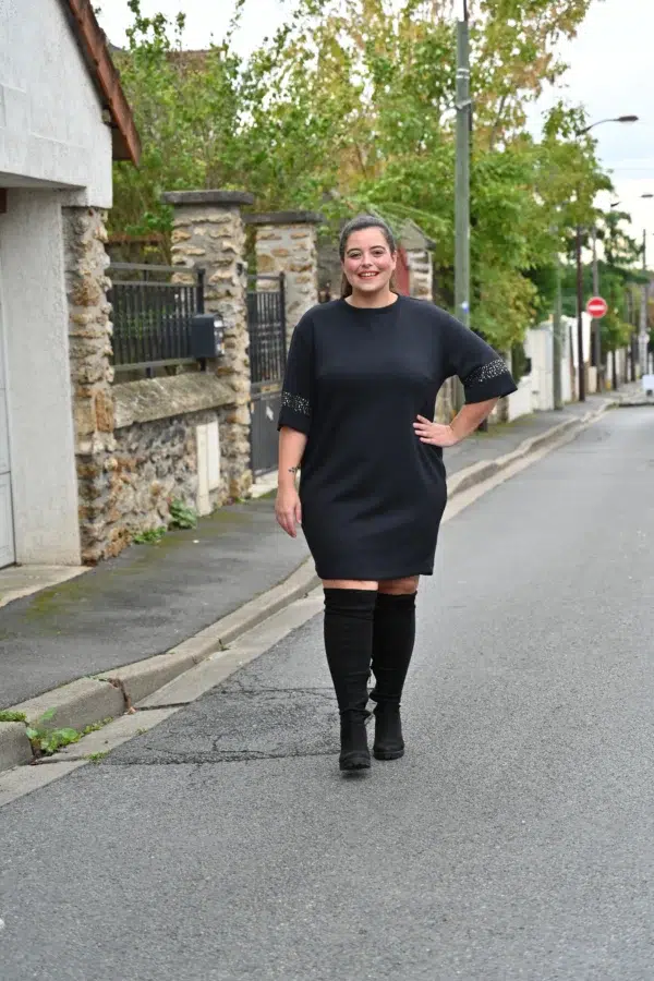 Robe intemporelle avec clous en bas de manches