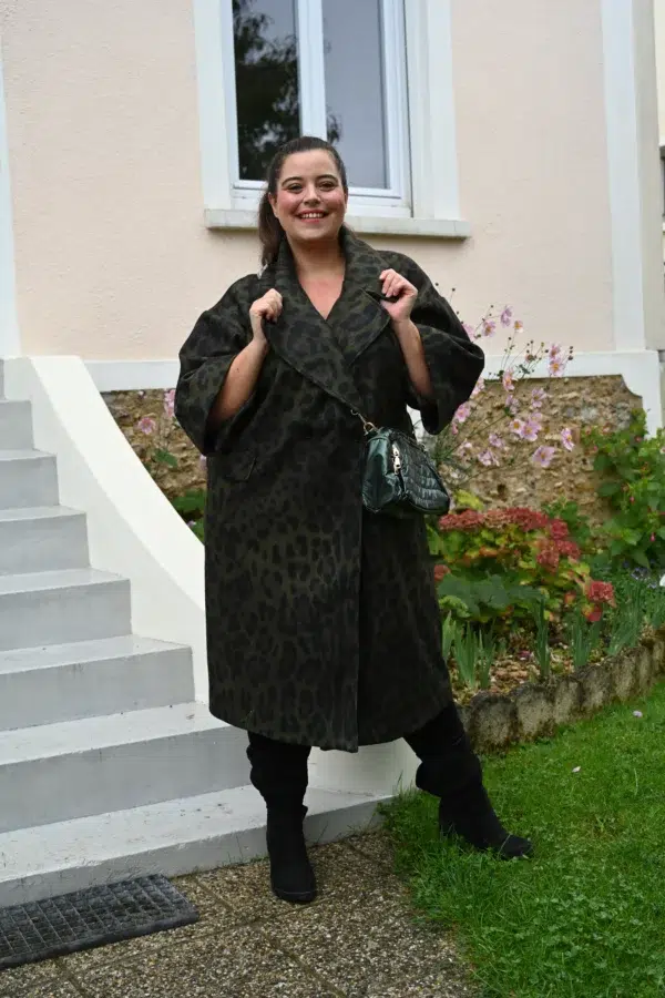 Manteau oversize tendance – style et féminité assurés