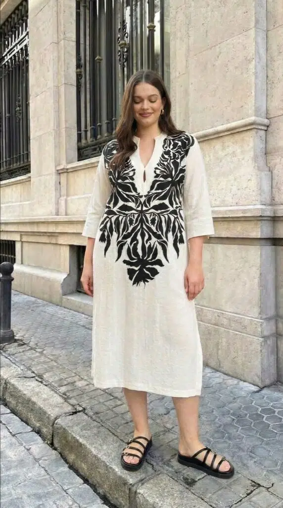 Robe en lin noir et blanc avec encolure imprimée