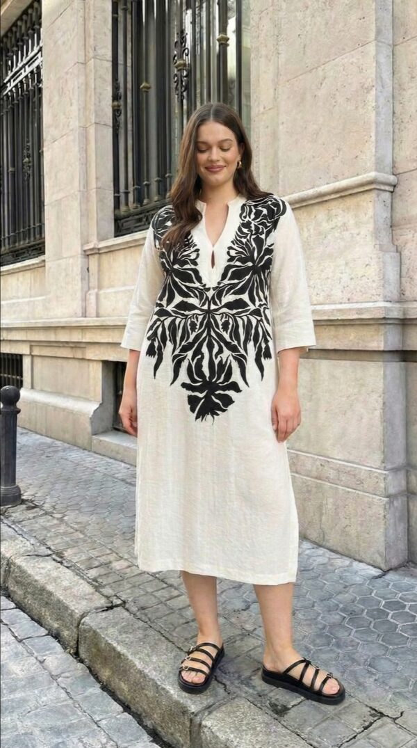 Robe en lin noir et blanc avec encolure imprimée