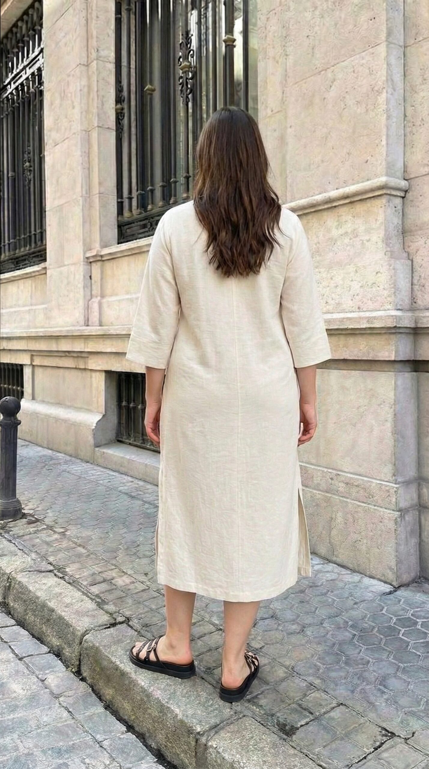 Robe en lin noir et blanc avec encolure imprimée
