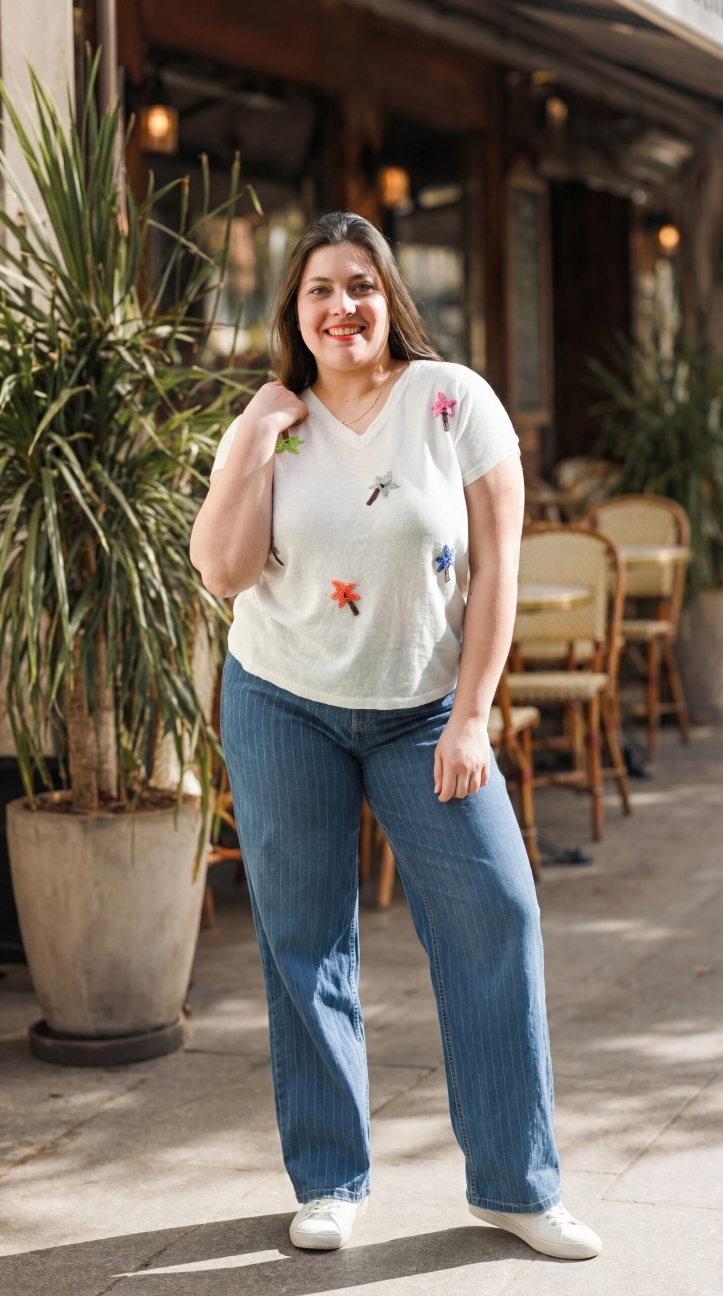 Pull en maille de lin avec encolure en V et broderies