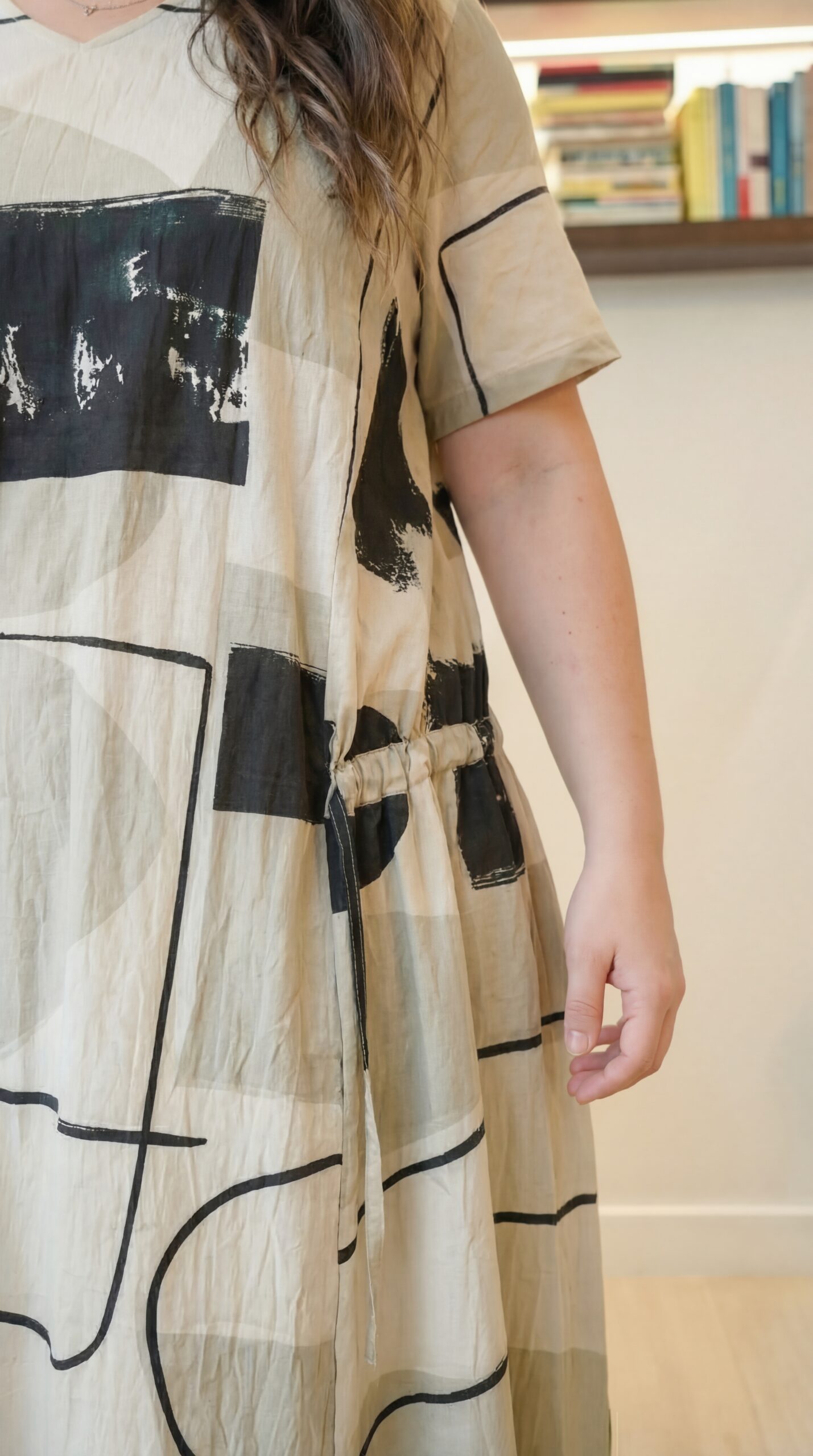 Robe fluide et légère avec coulissé sur le côté