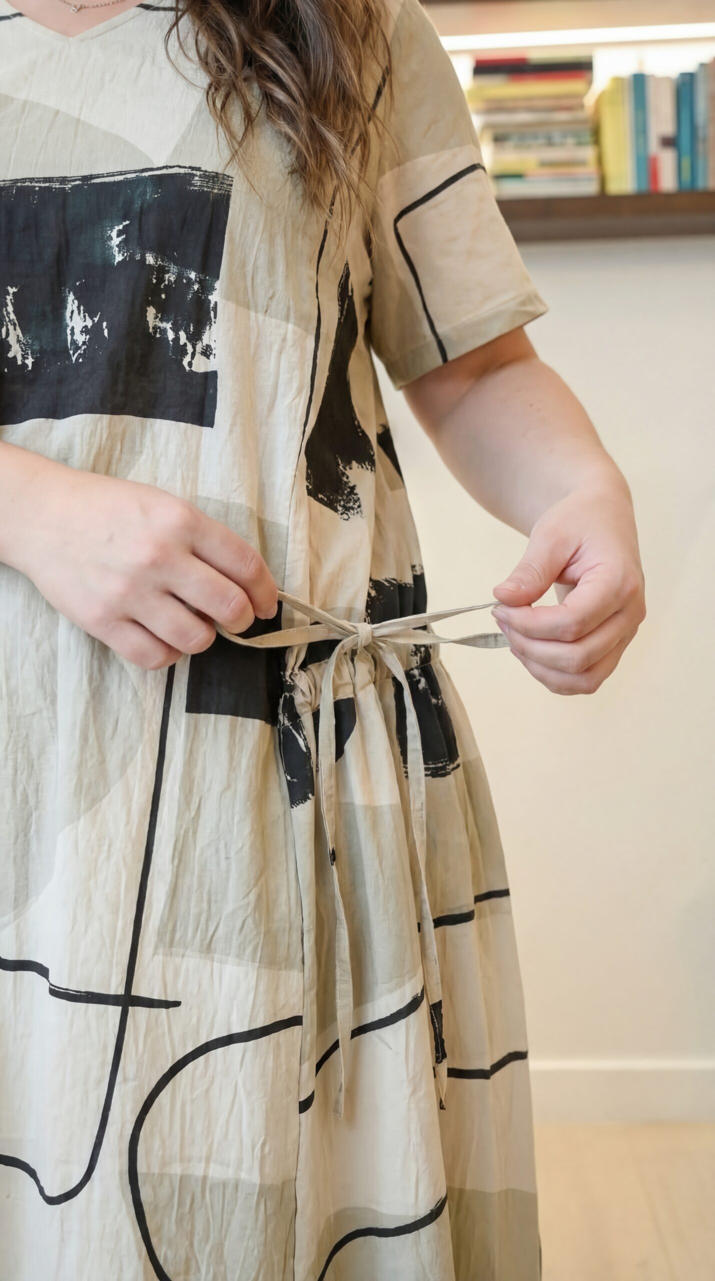 Robe fluide et légère avec coulissé sur le côté