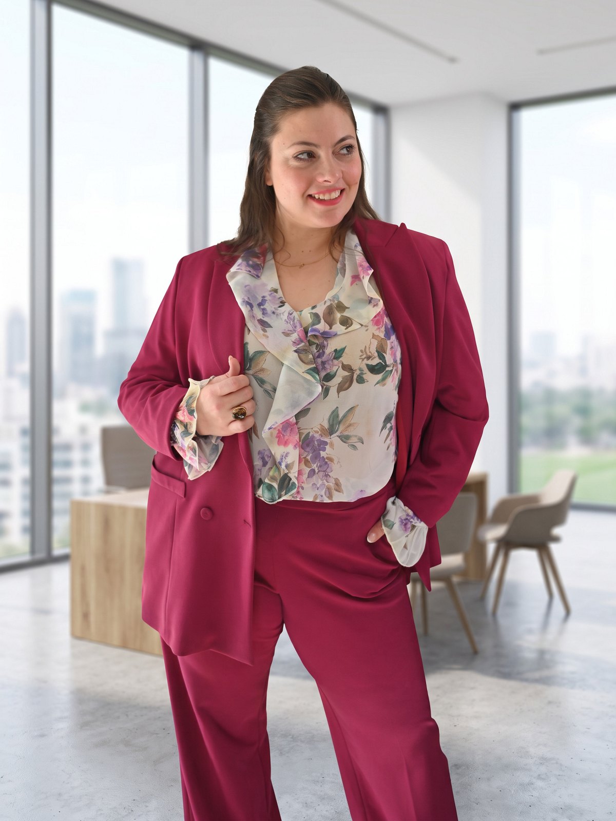 Vue rapprochée du blazer framboise Elena Miro avec revers et poches à rabat, porté sur un chemisier fleuri