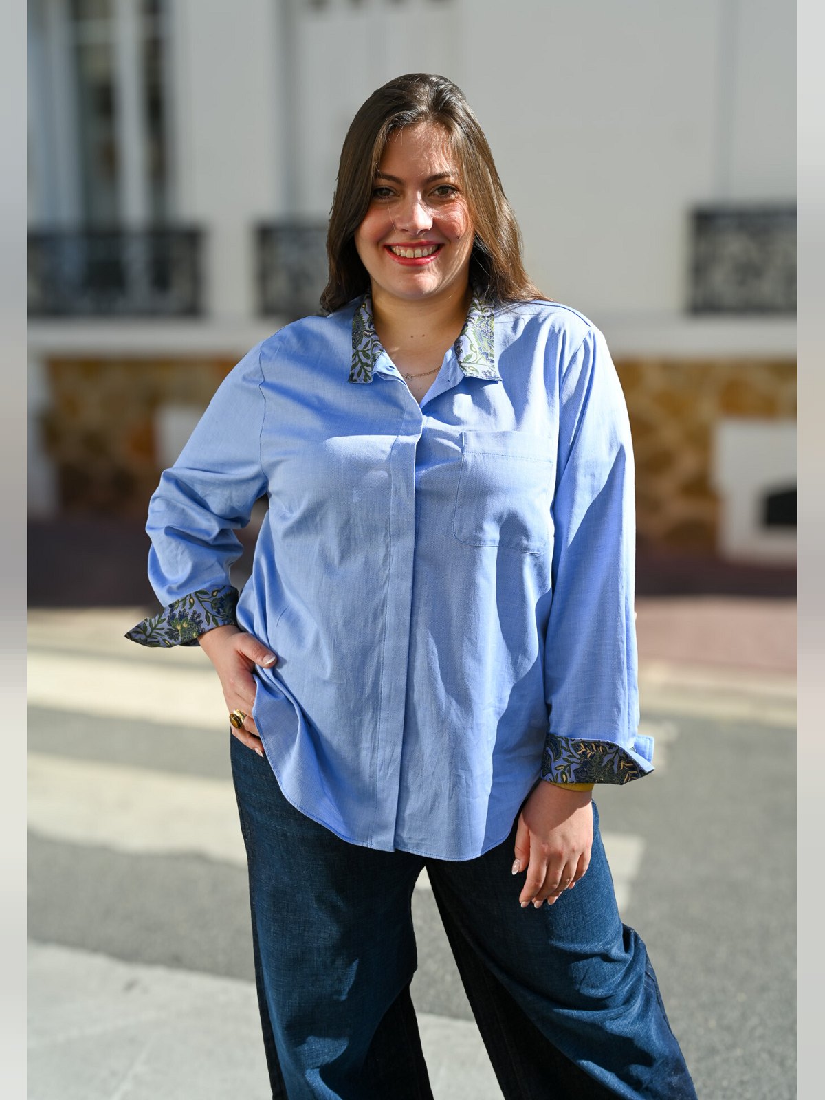 Chemise bleu ciel de face avec boutonnage sous patte, poche poitrine et poignets imprimés