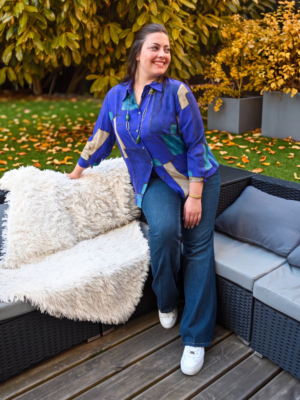 Chemise fluide à imprimé géométrique bleu, turquoise et beige portée avec un jean flare