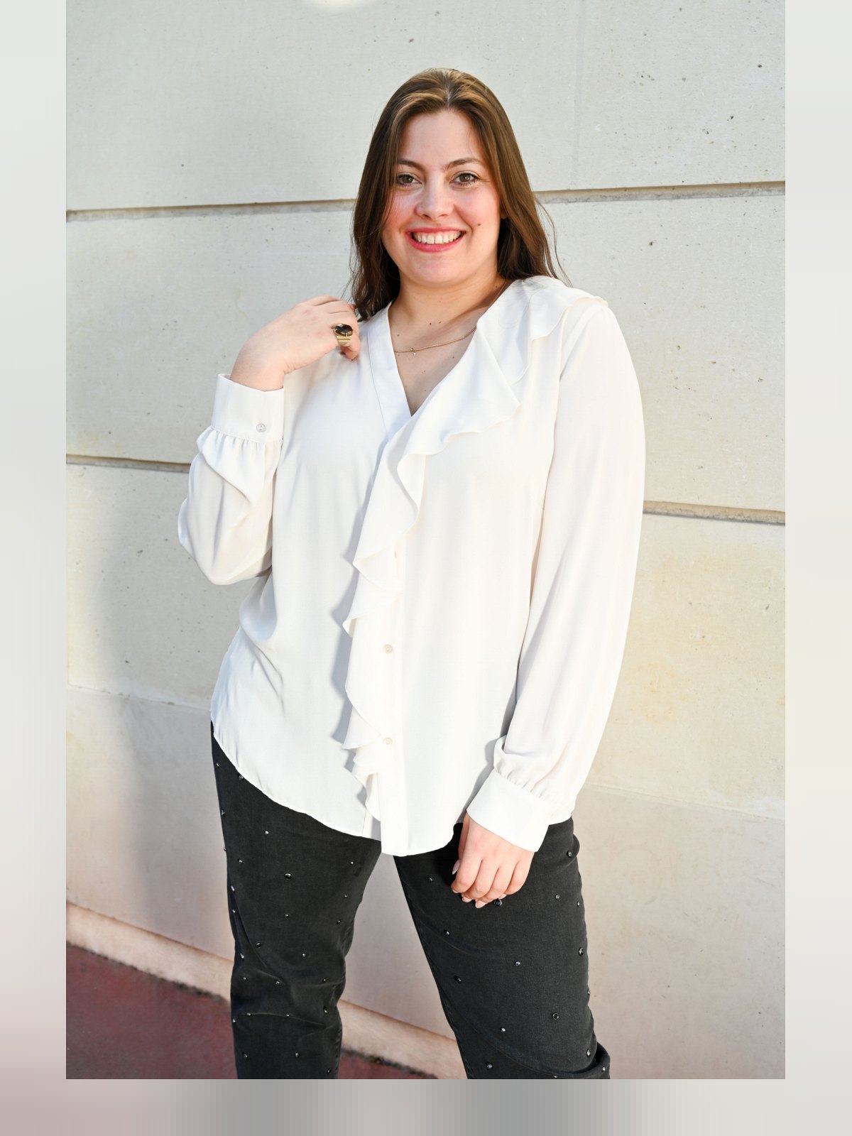 Chemise fluide écrue à encolure froufrou et manches longues portée de face, vue jusqu'aux cuisses