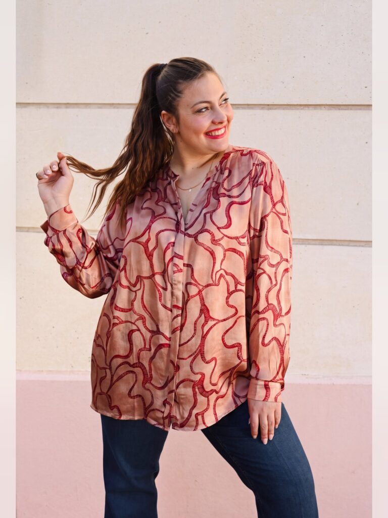 Chemise fluide imprimée sur fond bois de rose