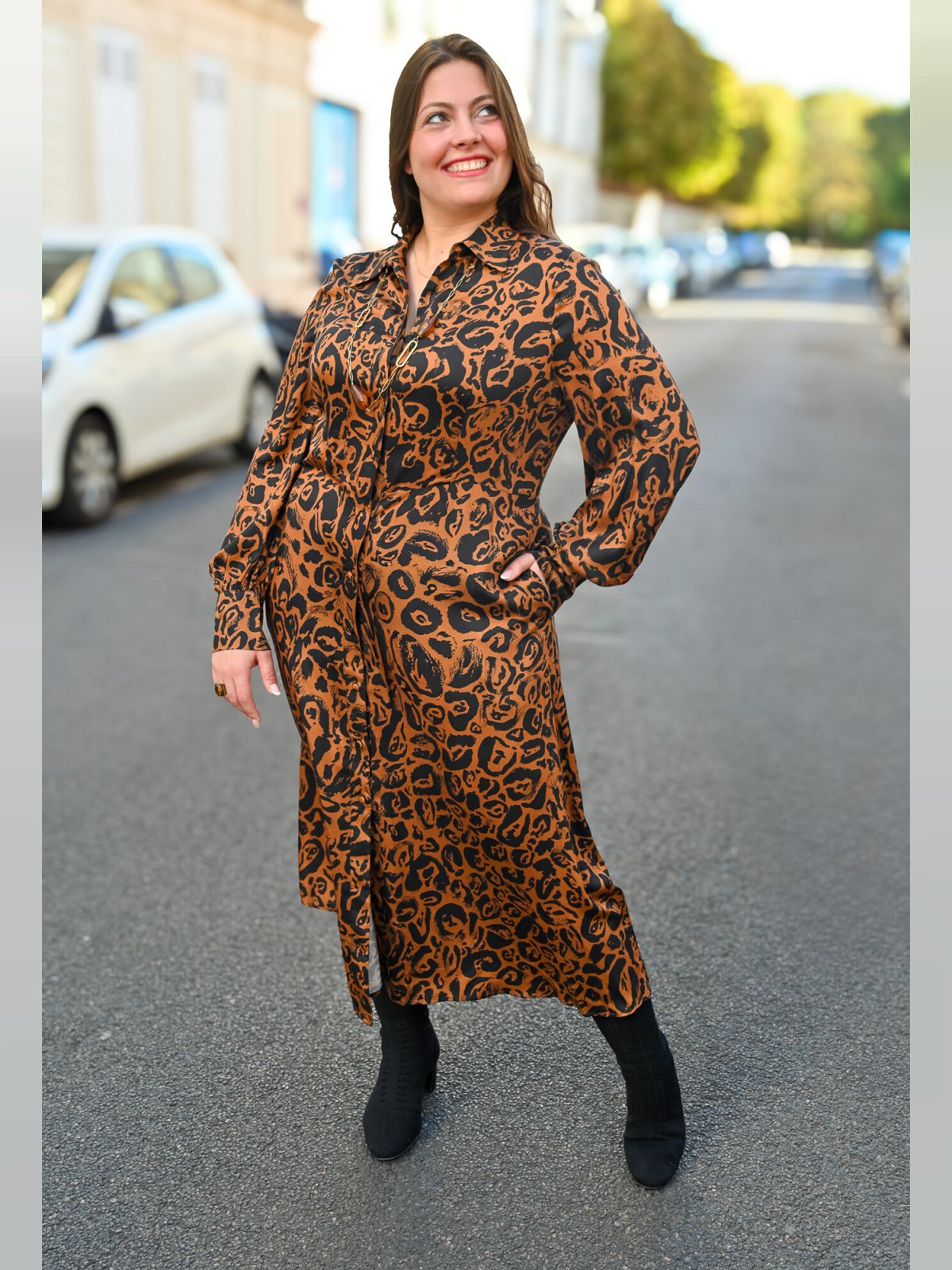 Robe chemise longue imprimé panthère portée de face, col chemise et manches longues bouffantes