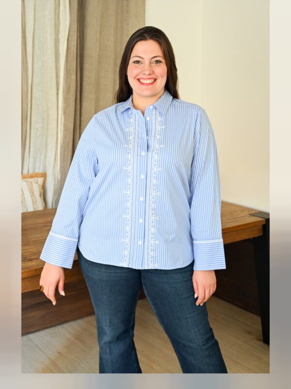Chemise rayée à broderies devant