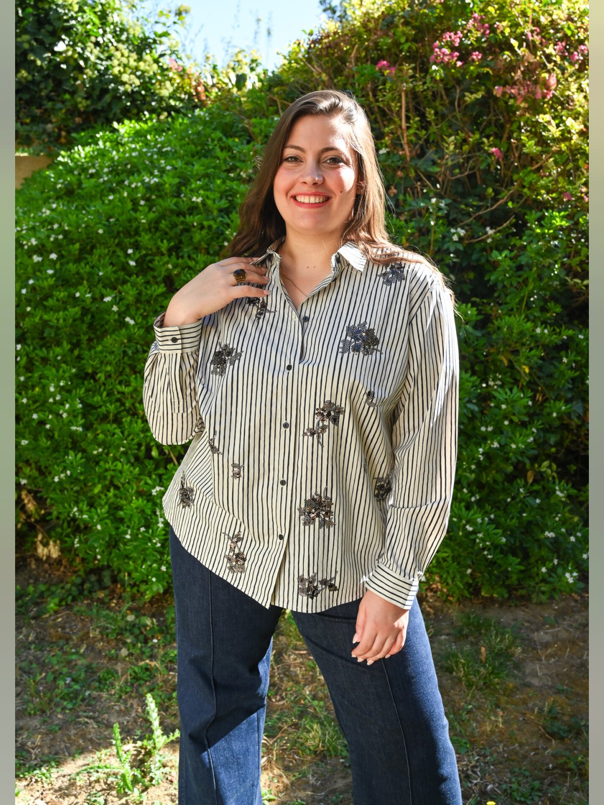 Chemise en coton à rayures noires et fleurs brodées, col classique et manches longues, vue rapprochée
