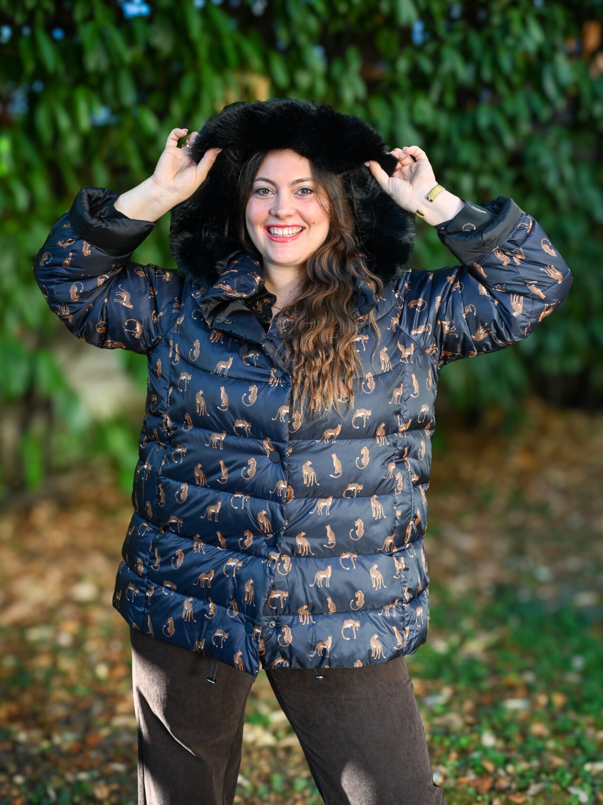 Doudoune Elena Miro côté bleu nuit à imprimé panthère doré, capuche duveteuse noire relevée