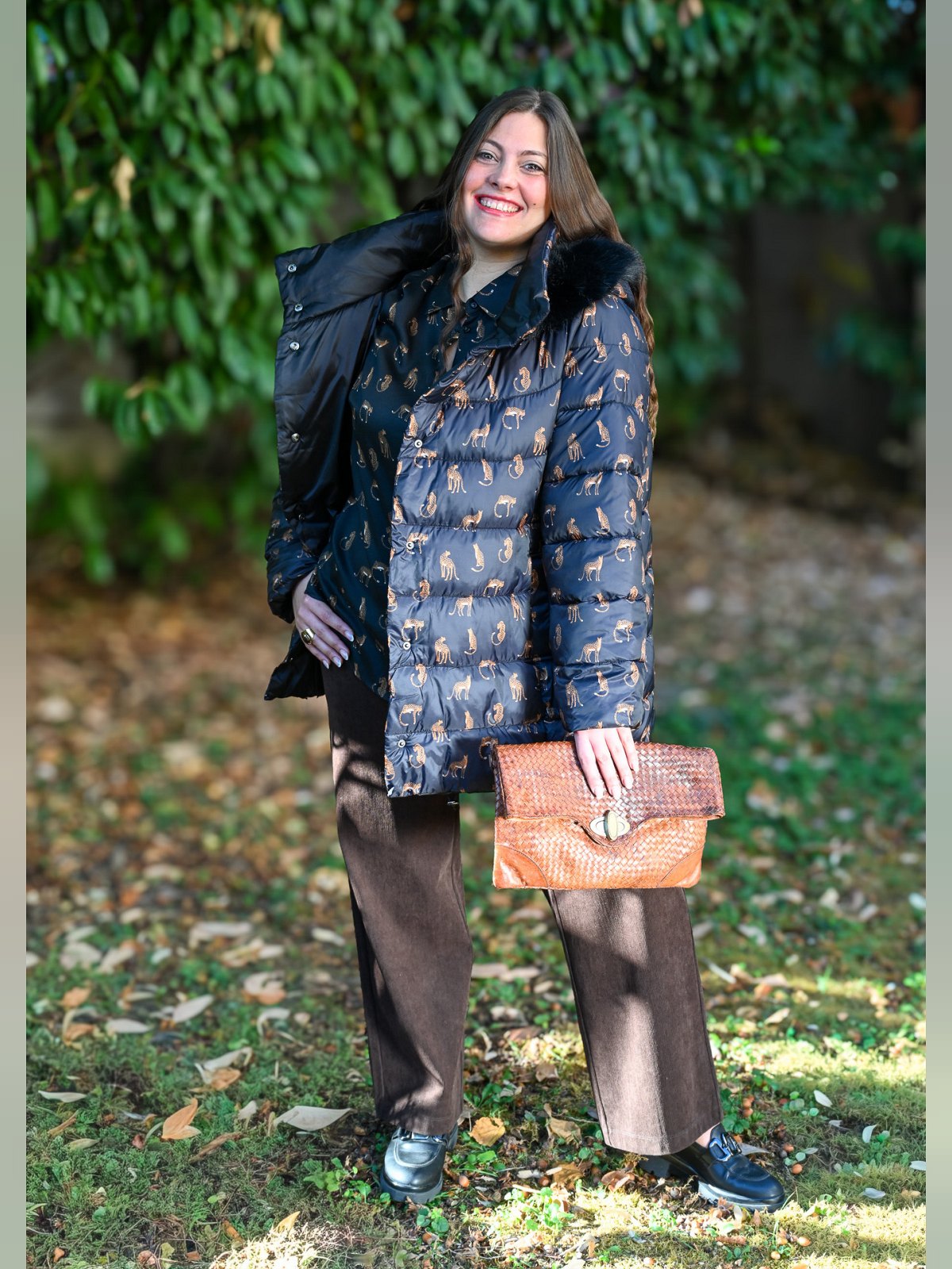 Doudoune réversible Elena Miro côté imprimé panthère portée avec un pantalon marron et une pochette