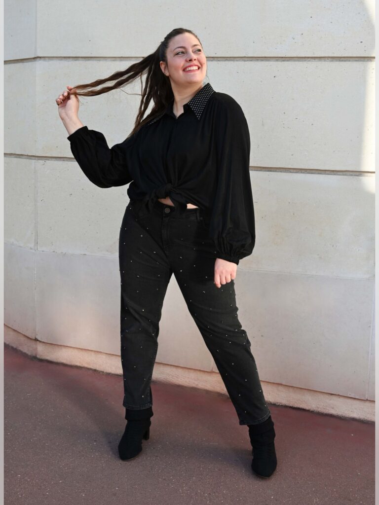 Jean droit noir délavé orné de clous fantaisie