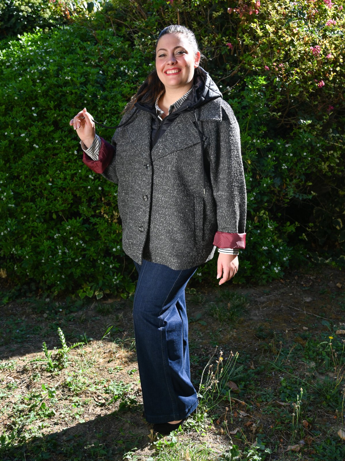 Manteau chiné gris forme caban porté de trois quarts, plastron doudoune intérieur et poignets retournés