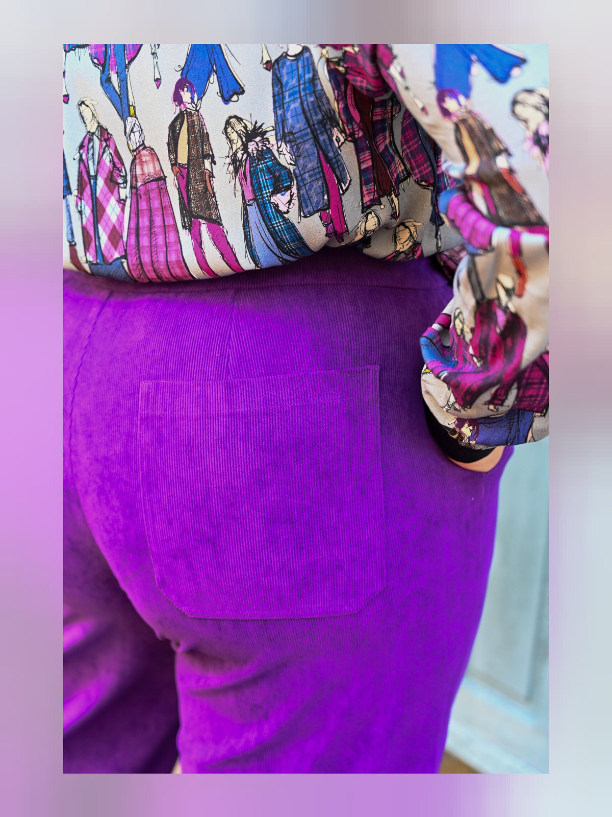 Gros plan sur la poche plaquée arrière et la côte fine du pantalon en velours côtelé violet