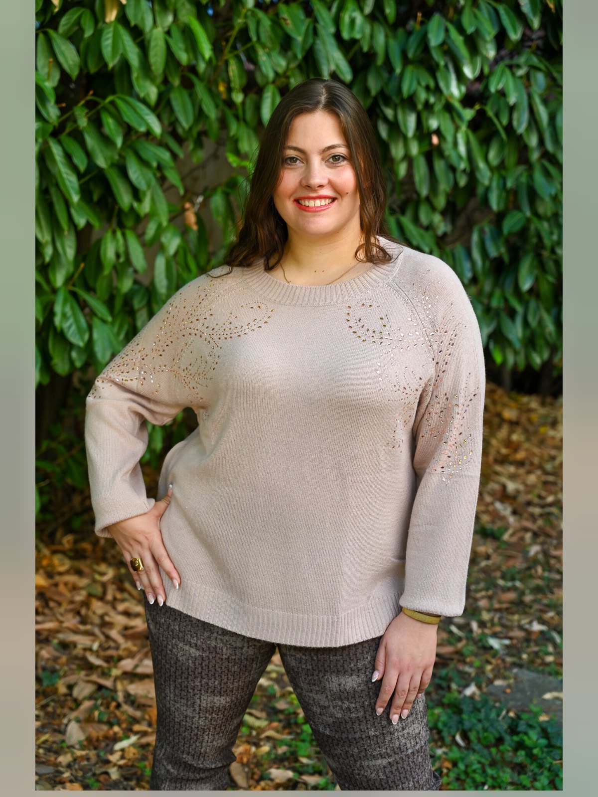Pull en maille beige rosé Elena Miro aux manches raglan ornées de strass dorés, vu de face