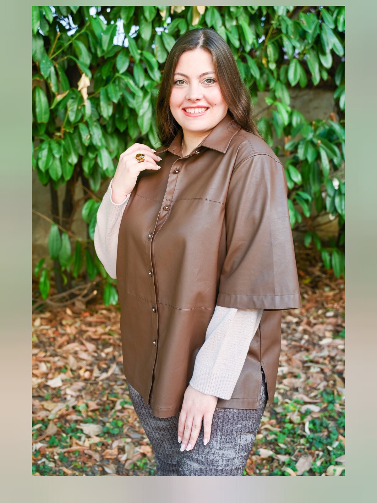 Surchemise en simili cuir marron fermée, col chemise, manches courtes amples et fentes latérales