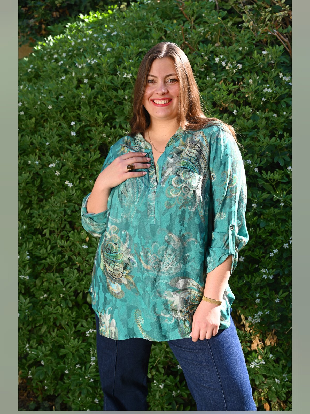 Tunique en viscose imprimé cachemire turquoise, détail de la patte de boutonnage sur la manche retroussée