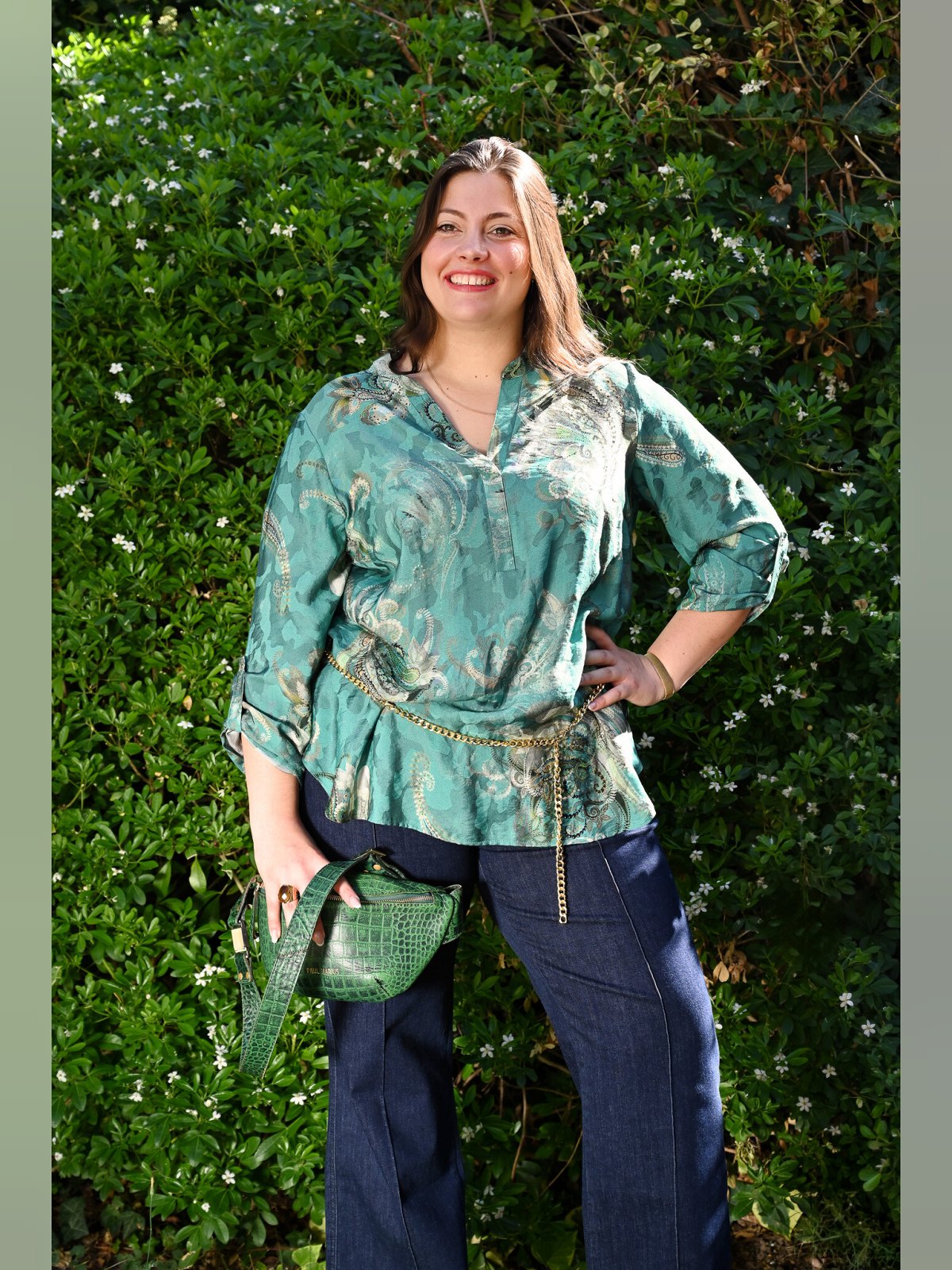 Tunique en viscose turquoise motif cachemire portée avec ceinture chaîne dorée, manches retroussées et jean